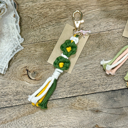 Macrame Daisy Clip